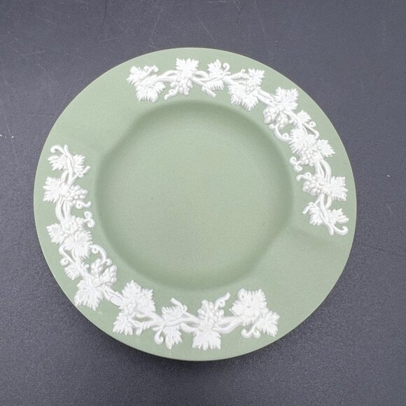 Vintage Wedgwood Jasperware Sage Green Ashtray, Round, Small, White, Dish W/ Box - Picture 5 of 10